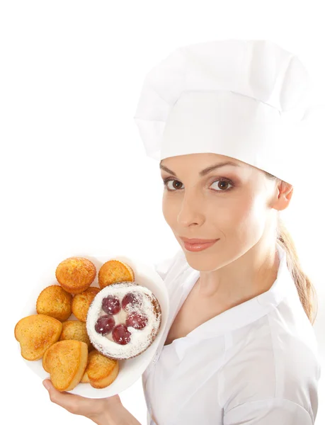 Женщина-повар держит поднос с печеньем . — стоковое фото