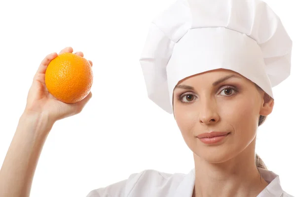 Mulher sorridente cozinheiro com laranja — Fotografia de Stock