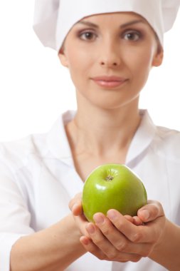 Yeşil elma ile gülümseyen kadın aşçı