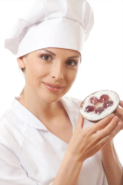 Mujer cocinera sosteniendo pastel — Foto de Stock