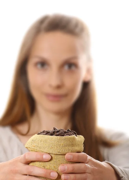 Mulher segurando um pequeno saco de grãos de café — Fotografia de Stock