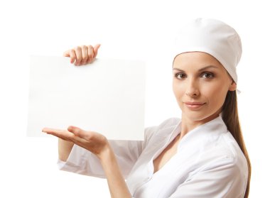 kadın hemşire izole, boş tabela gösteriliyor.