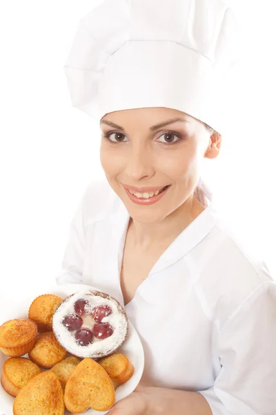 Vrouw chef-kok houden lade van cookies. — Stockfoto