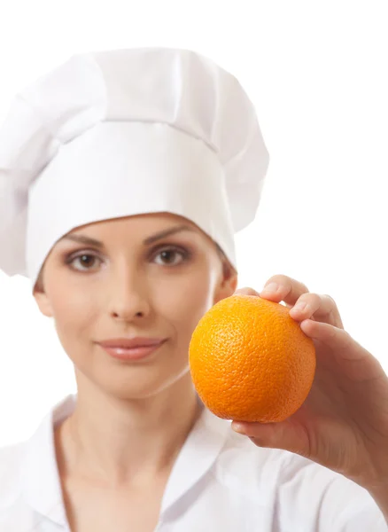Χαμογελαστή γυναίκα μάγειρας με πορτοκάλι — Φωτογραφία Αρχείου