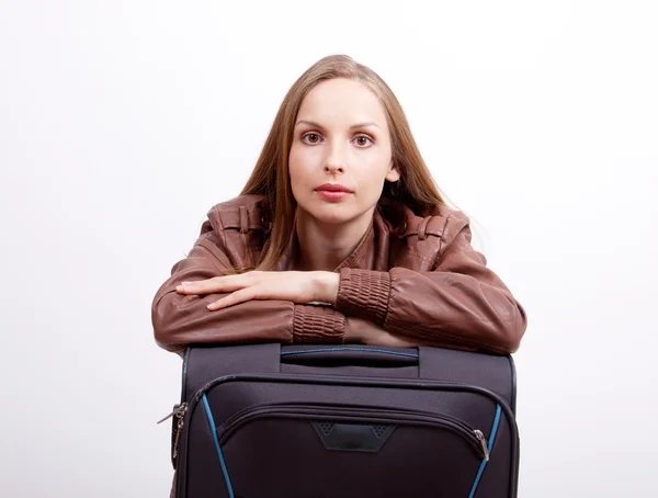 Junges Weibchen mit Reisetasche, isoliert — Stockfoto