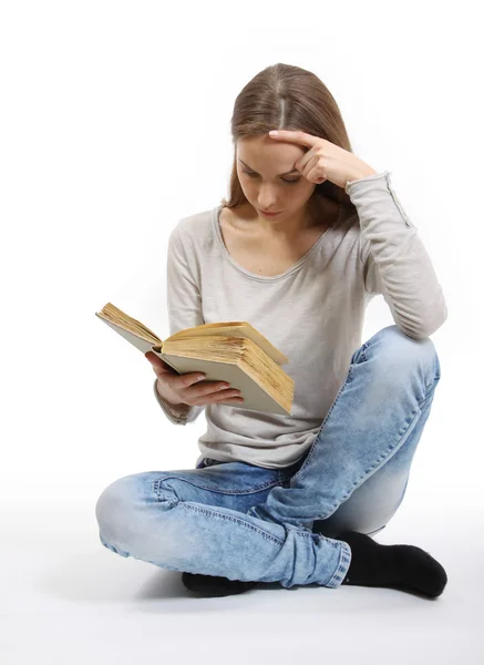 Junge Frau mit Buch — Stockfoto