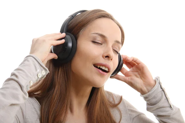 Ung kvinna lyssnar musik med hörlurar — Stockfoto