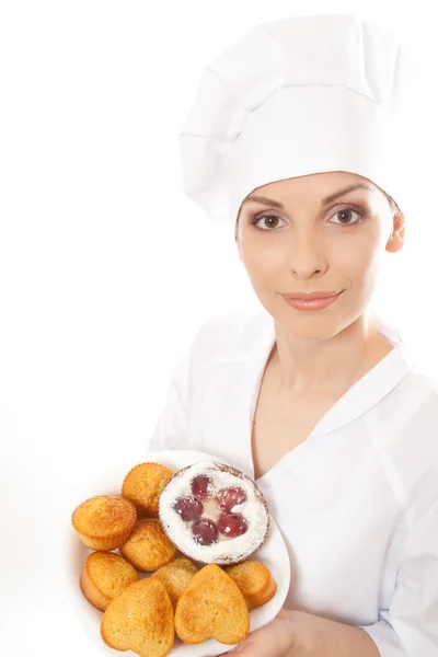 Vrouw chef-kok houden lade van cookies. — Stockfoto