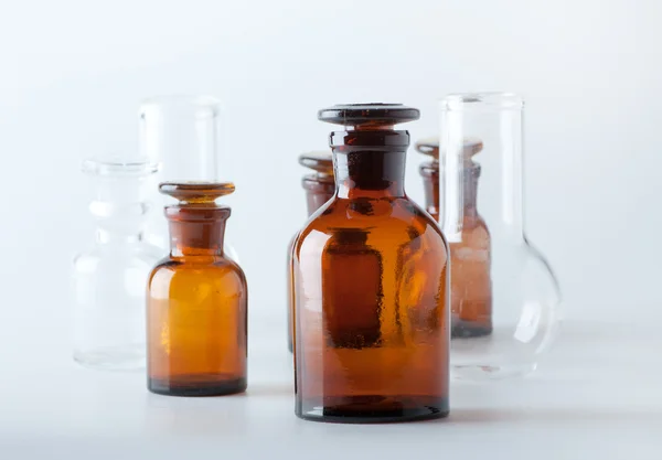 Malé chemické skleněné láhve — Stock fotografie
