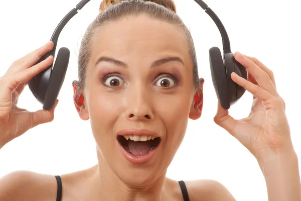 Frau hört Musik mit Kopfhörer, auf weiß — Stockfoto