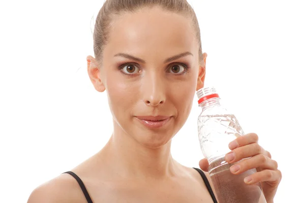 Frau im Fitnessstudio trinkt Wasser — Stockfoto