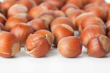 soyulmuş fındık soyulmamış, izole üzerinde beyaz arasında