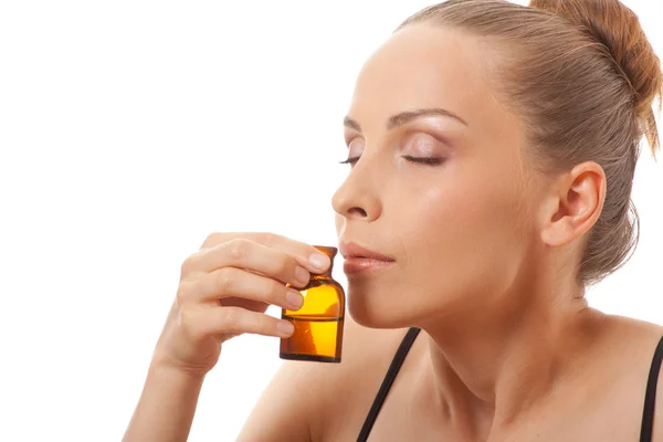 Jonge vrouw met een fles van de geneeskunde — Stockfoto