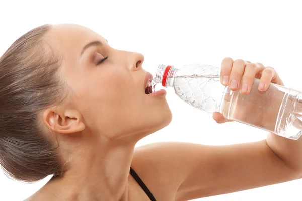 Mulher em fitness usar água potável — Fotografia de Stock