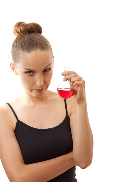 Vrouw drinken een rode vloeistof — Stockfoto