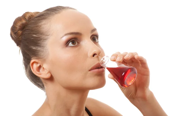 Vrouw drinken een rode vloeistof — Stockfoto