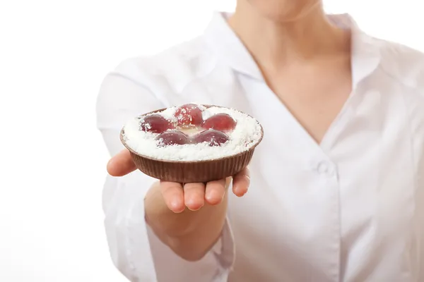 Vrouw cook bedrijf taart — Stockfoto