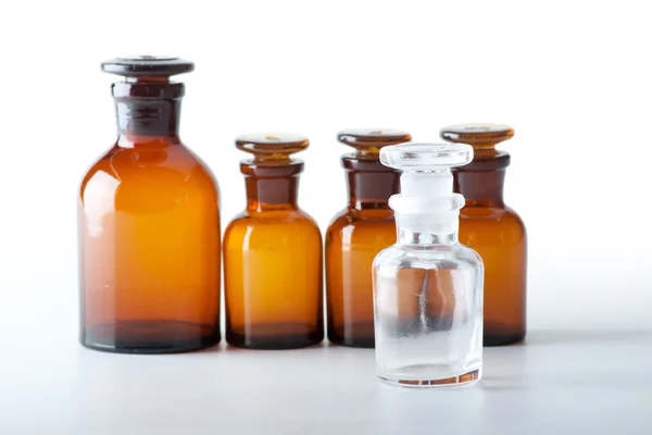 Piccole bottiglie di vetro chimico — Foto Stock