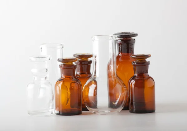 Petites bouteilles en verre chimique — Photo