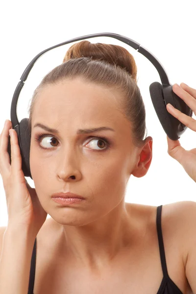 Mujer escuchando música con auriculares, en blanco —  Fotos de Stock