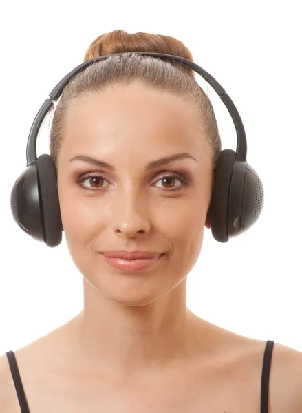 Kobieta słuchania muzyki z słuchawki, biały — Zdjęcie stockowe