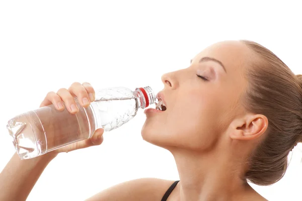 Vrouw in fitness slijtage drinkwater — Stockfoto