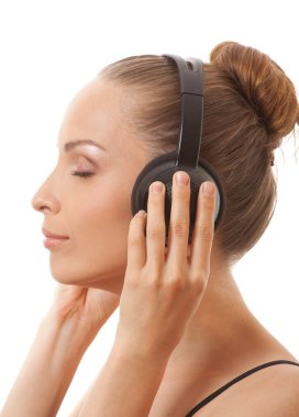 kadın beyaz kulaklık ile müzik dinleme