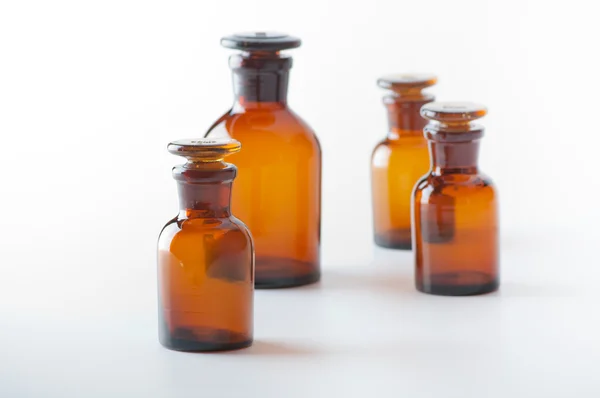 Pequenas garrafas de vidro químico — Fotografia de Stock