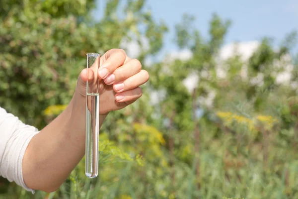 Investigador probando la calidad del agua — Foto de Stock