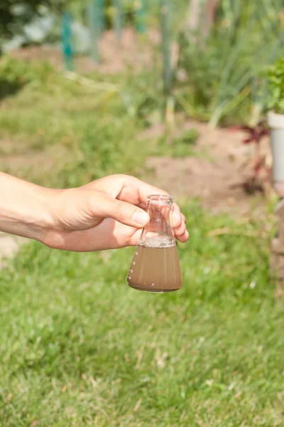 Un chercheur teste la qualité de l'eau — Photo