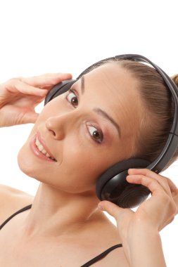 kadın beyaz kulaklık ile müzik dinleme