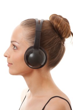 kadın beyaz kulaklık ile müzik dinleme