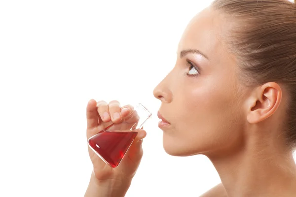 Femme buvant un liquide rouge — Photo