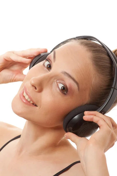 Vrouw luisteren muziek met koptelefoon, op wit — Stockfoto