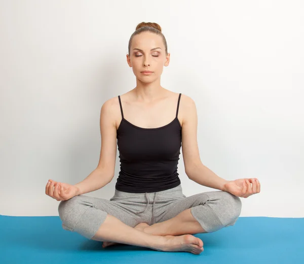 Mujer meditando en pose de loto — Foto de Stock