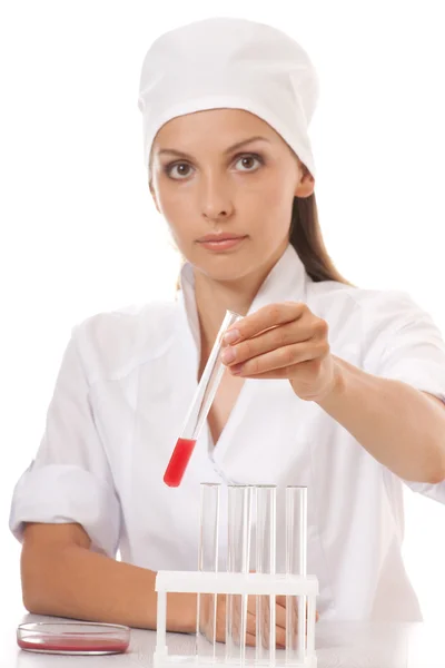 Reagenzglas mit Blutprobe in der Hand des Arztes — Stockfoto