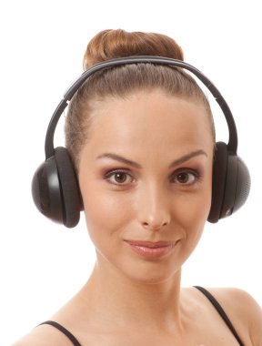 kadın beyaz kulaklık ile müzik dinleme