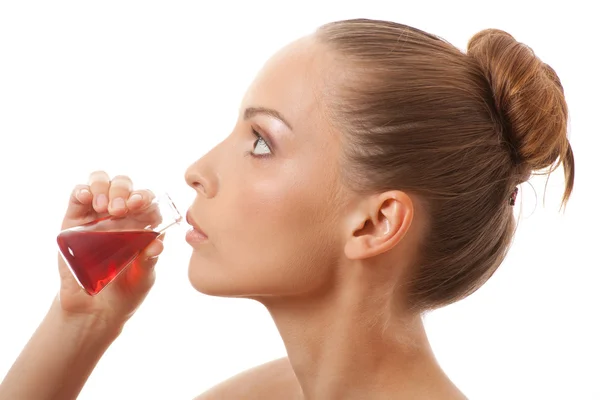 Mujer bebiendo un líquido rojo — Foto de Stock