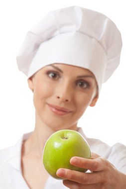 Yeşil elma ile gülümseyen kadın aşçı