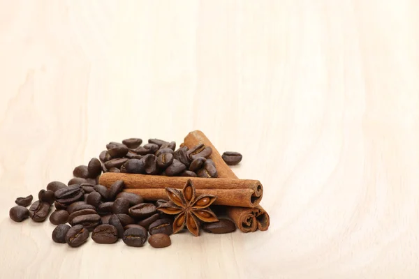 Chicchi di caffè su superficie di legno — Foto Stock