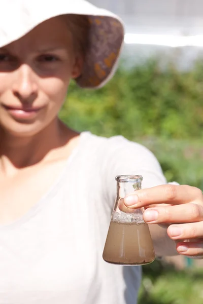 Investigador probando la calidad del agua — Foto de Stock