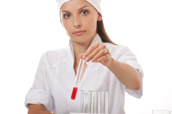 Tubo de teste com amostra de sangue na mão do médico — Fotografia de Stock