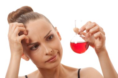 Spor kıyafetli kadın kırmızı sıvı şişesi tutan