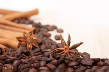 Kahve çekirdekleri masada.