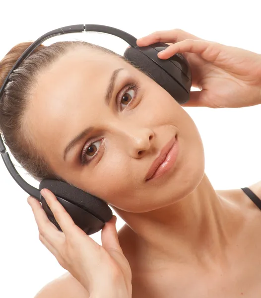 Mujer escuchando música con auriculares, en blanco — Foto de Stock