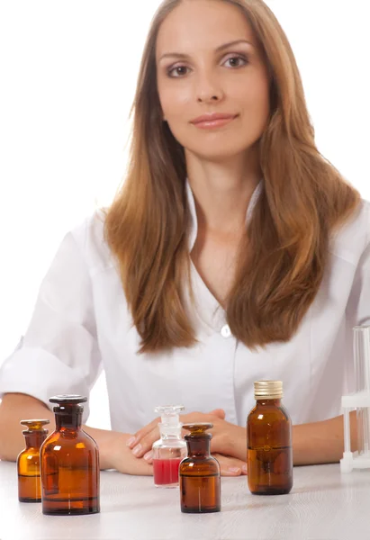 Médico mujer con medicación en frascos de vidrio — Foto de Stock
