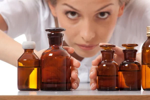 Médico mujer con medicación en frascos de vidrio — Foto de Stock