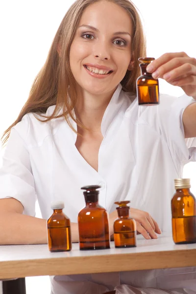 Medico donna con farmaci in bottiglie di vetro — Foto Stock