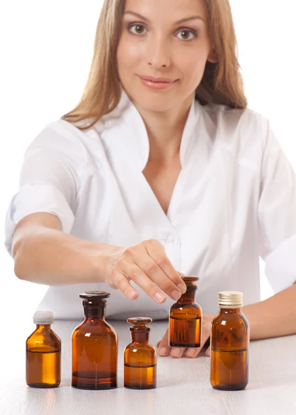 Женщина-врач с лекарствами в стеклянных бутылках — стоковое фото