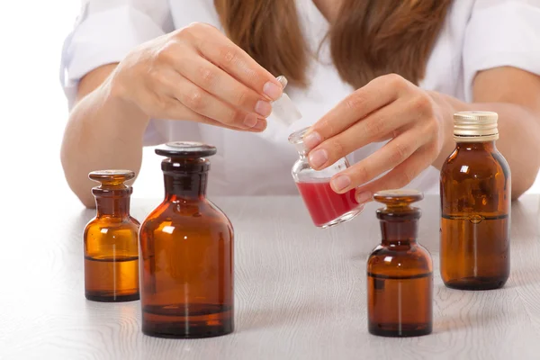 Mulher médica com medicação em garrafas de vidro — Fotografia de Stock